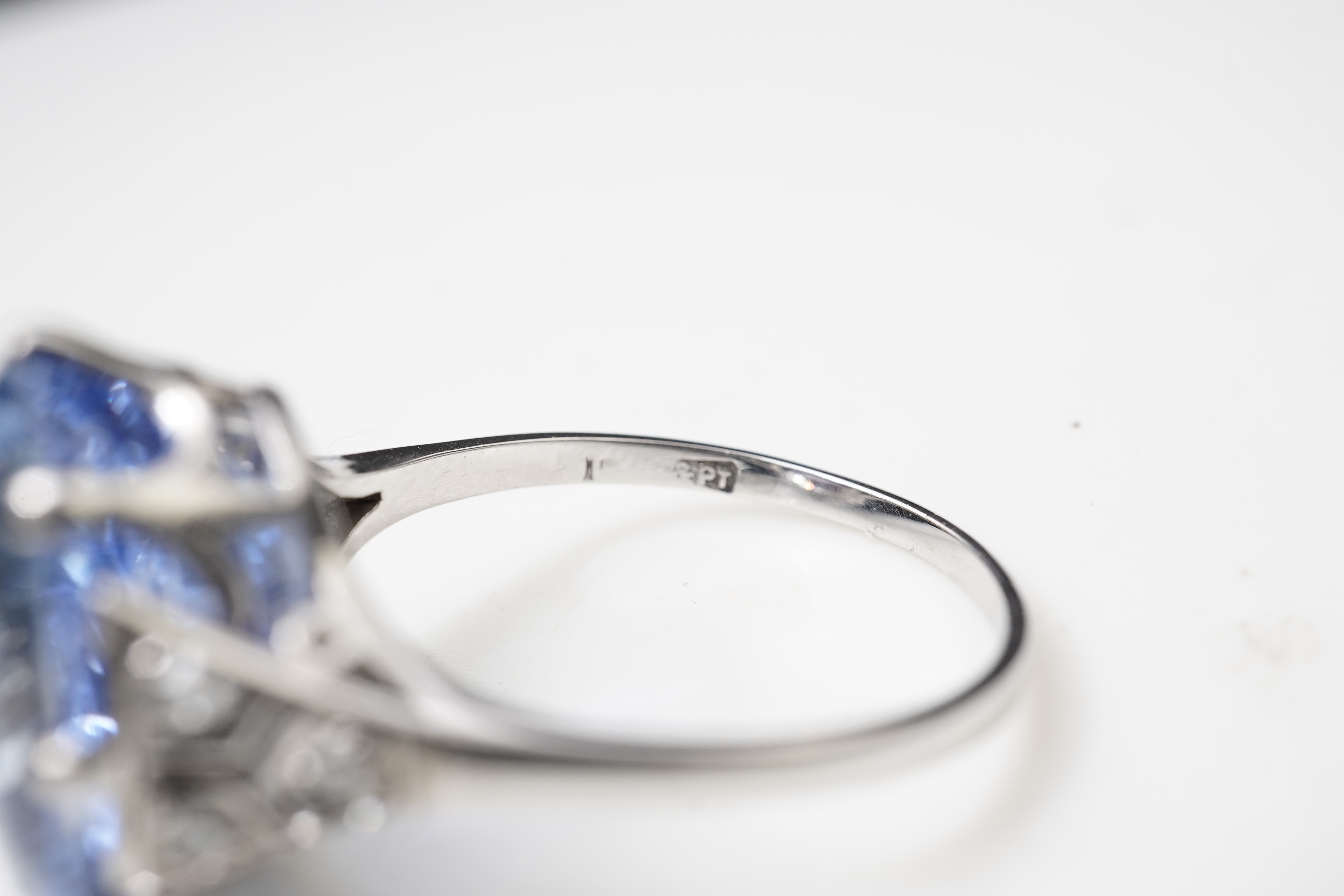 An attractive sapphire and diamond ring, early 20th century